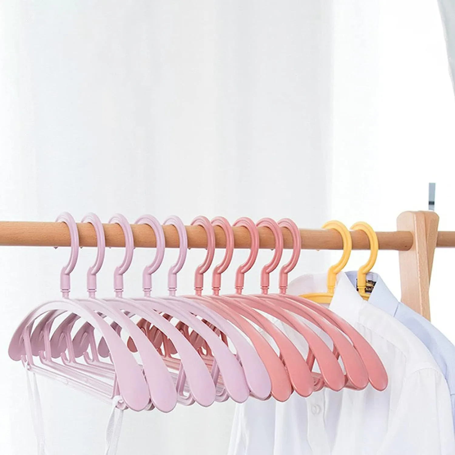 Plastic Hangers, Clothes Hangers - Lightweight Space Saving Hangers - Standard Hangers for Clothes - Durable, Slim & Sleek Hangers (10pc)